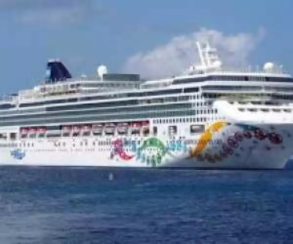 Woman On 4 Days Of Friends, Fun, Sun & Non-Stop Music Heading For Miami In Ship Jumps Into Sea